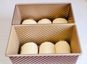 依次做好，放入吐司盒中进行二次发酵。