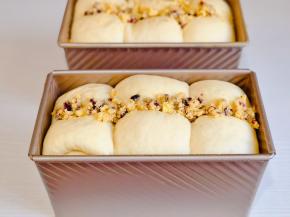 发酵至9分满，吐司中间割开撒上椰蓉奶酥。