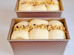 发酵至9分满，吐司中间割开撒上椰蓉奶酥。