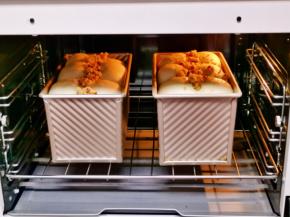 入预热好的烤箱底层，上155度，下170度烤55分钟，取出趁热脱模。（注意观察颜色，上色后加盖锡纸）