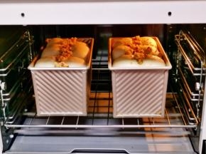 入预热好的烤箱底层，上155度，下170度烤55分钟，取出趁热脱模。（注意观察颜色，上色后加盖锡纸）