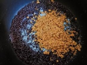 煮熟的紫米趁热加入肉松、炼乳、砂糖拌匀。