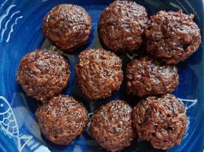 揉成9个紫米馅团放冰箱冷藏备用。