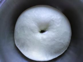 揉好的面团室温发酵，大约一小时，用手戳个洞不回缩即可。