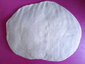 将面团轻轻按压排气。