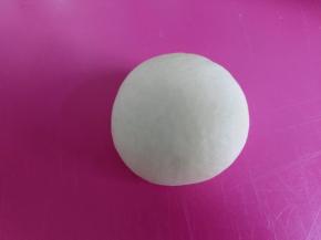 滚圆，收口捏紧，朝下。