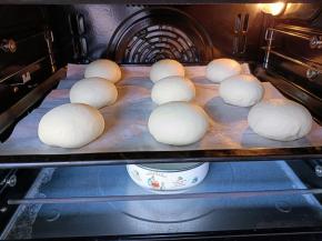 全部包好放入烤箱二发，温度35度，下面放一碗保湿。