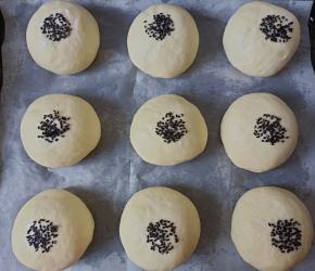 发酵至1.5倍大，约40小时。取出，面包底部刷一点水，擀面杖底部沾水，沾在面包表面。