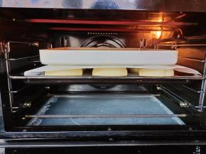 入预好的烤箱上下火190度烤15分钟。