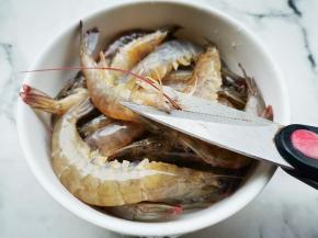 葱蒜切末，姜切片，虾洗净去虾须虾线，