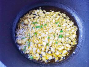 锅中油热，爆香葱蒜，