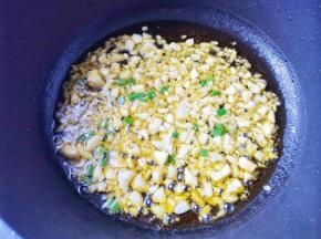 锅中油热，爆香葱蒜，