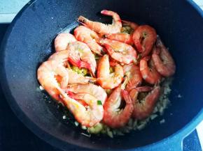 放入虾炒至变红，