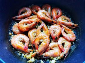 半勺盐，半碗水，煮至虾入味，收汁撒葱花，