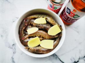 加一勺生抽一勺料酒姜片腌制10分钟。