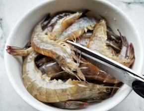 葱蒜切末，姜切片，虾洗净去虾须虾线，