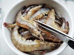 葱蒜切末，姜切片，虾洗净去虾须虾线，