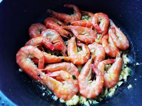 放入虾炒至变红，