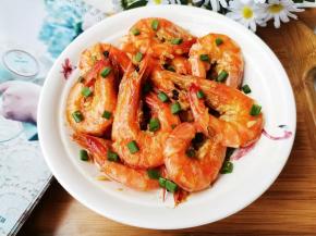 炒至入味撒葱花，无敌好吃的蒜香炒虾就可以吃啦！