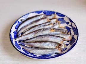 多春鱼去头，去内脏清洗干净，擦干水分。