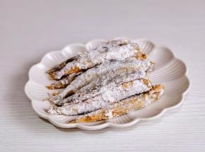 每条鱼均匀裹上面粉。