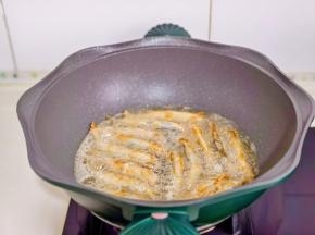 起油锅，油温6成热下小鱼。