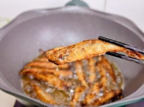 中小火炸至金黄捞出，可以复炸一次，口感会更加酥脆。