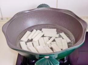 水开下年糕，再次烧开煮2分钟捞出。