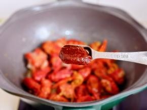 加入辣椒酱。