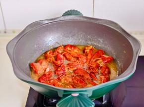 加入清水没过龙虾。