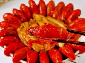 龙虾入味儿。