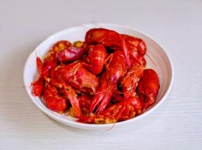 我买的半成品小龙虾，里面有蒜蓉。