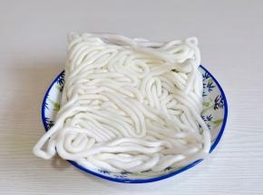 土豆粉冷水泡5分钟。