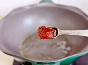 起油锅加入辣椒酱爆表。