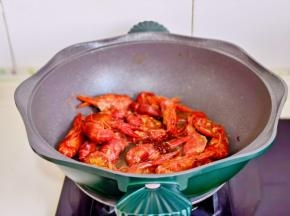 再加入龙虾翻炒。