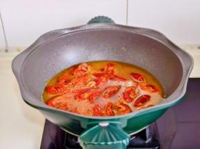 加入清水，没过龙虾即可，大火烧开。