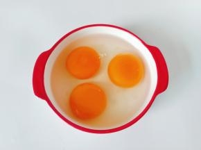 鸡蛋三个磕入碗里。