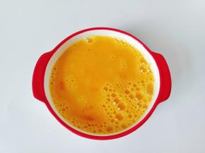 筷子顺着一个方向搅拌均匀。