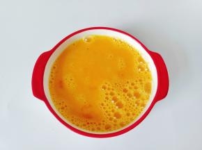 筷子顺着一个方向搅拌均匀。