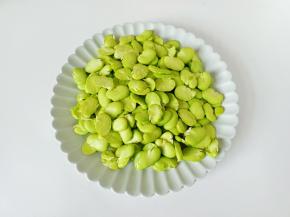 蚕豆剥壳备用。