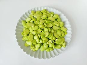 蚕豆剥壳备用。