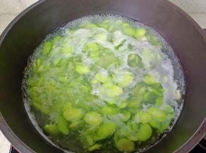 锅里水开下蚕豆焯水【加一勺食用油，这样焯水后点蚕豆可以保持翠绿】