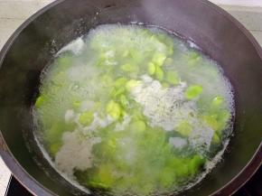 蚕豆焯水一分钟后捞出控水。