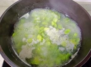 蚕豆焯水一分钟后捞出控水。