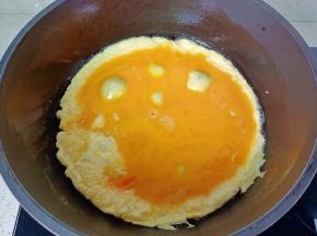 热锅热油倒入鸡蛋液。