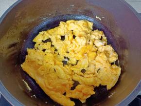 开大火把鸡蛋炒熟滑散。