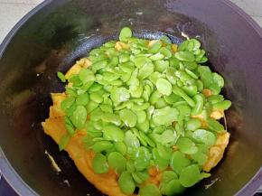 放入蚕豆快速翻炒均匀。