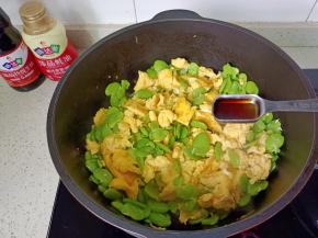 加生抽，蚝油，盐调味。