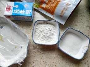 称量出玉米淀粉30克，绵白糖20克，取一容器铺上一层保鲜膜备用