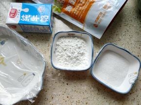 称量出玉米淀粉30克，绵白糖20克，取一容器铺上一层保鲜膜备用